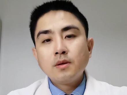 【血尿颜色越深,病情越严重吗】❓ 小便发现 “血色” 别慌!颜色深浅≠危险程度。
以下个真相一定要知道
👉 误区 1:“浓茶色 / 洗肉水色 = 重病”
其实,泌尿系感染、结石划伤黏膜可能出现鲜红血尿,但积极治疗能好转;而肾脏肿瘤、早期肾炎可能是 “镜下血尿”(肉眼看不见,尿检才发现),反而更隐蔽危险!
⚠️ 真正要警惕的是 “无痛性血尿”
没有尿痛、腰痛,却突然出现淡红色或 “洗肉水色” 尿液?可能是膀胱癌、肾癌的信号!癌细胞破坏黏膜时,出血可能断断续续,容易被忽视。
✨ 记住这 3 点:
无论颜色深浅,血尿都是 “异常信号”,尤其是伴随腰腹疼痛、排尿困难,立刻就医!
留中段尿做尿常规,查红细胞形态和数量,判断出血部位(肾 / 输尿管 / 膀胱 / 尿道);
长期熬夜、高血压、痛风人群,定期加查肾功能和泌尿系统超声。
血尿就像身体的 “红色警报”,别凭颜色赌运气!早发现、早排查,才能把风险降到最低~ 转发给关心的人,健康无小事!💧
#血尿误区 #健康科普 #尿液异常 #癌症信号