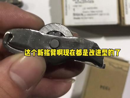 气门摇臂损坏,首先会出现较大的金属敲击声,如果磨损过大,可能影响进气排气,对动力产生不利影响,损坏严重可能导致无法启动。#修车日常 #汽车知识 #汽车维修 #修车那点事 #带你懂车 #修车 #撸车日常