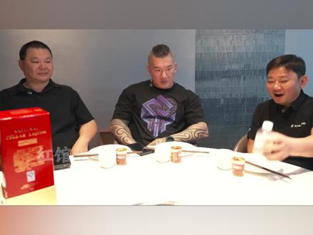 馆长参观张雪机车 张雪拿出德比斯夺冠现场的香槟和馆长分享!#馆长 #台湾网红馆长 #张雪机车 #德比斯