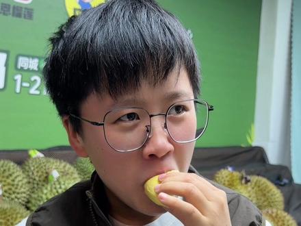 很多时候,我真的是为了买到好吃的长柄才去泰国的! 长柄是干尧翻译成中文的意思,干尧是泰语长柄的意思!去泰国买长柄只需要说干尧,每个泰国人都能听得懂!#榴莲爱好者 #开榴莲 #榴莲 #长柄干尧 #榴莲控