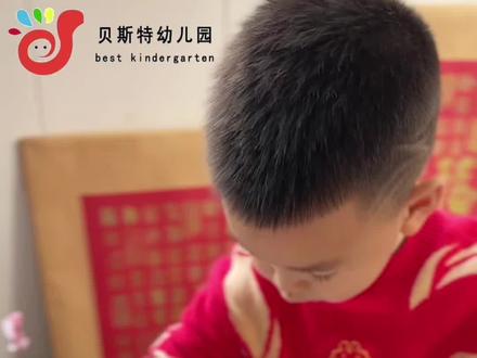 冬日小魔法✨
指尖绽放的蜡梅花
看!孩子们“手点梅花”
冬天就这样在指尖开花啦🌸