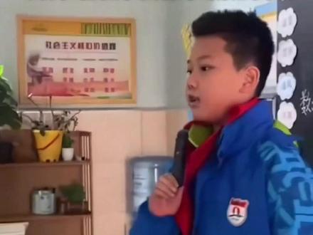 男孩校服被写侮辱性文字,他没哭没闹,在班会上自己解决。妈妈:干了我40年都不敢干的事。@莫莫帅帅妈