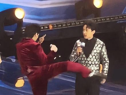 “向佐差点踢到主持人的头”登热搜,主持人回应“确实有点被吓到”,向佐道歉:那一脚吓到你很对不起,对不