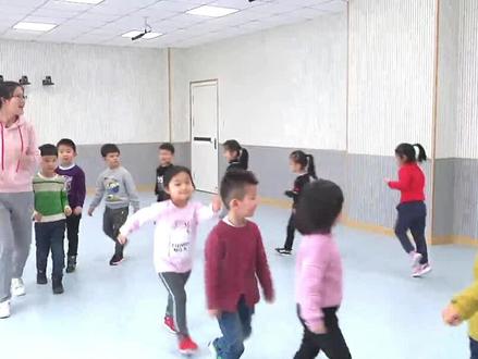 幼儿园公开课中班健康课《好玩的绳子》
活动目标:
1.发现绳子一物多玩的方法,学习助跑跨跳的动作技能。
2.能助跑跨跳高度不低于40厘米的垂直障碍,发展幼儿的跳跃能力及动作协调性。
3.感受自主游戏和集体协作的快乐。
#幼儿园公开课 #幼教资源共享 #幼师必备 #幼儿园公开课 #课堂实录