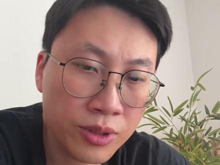 其实我谈项目没什么技巧
但“允许我没有技巧”是基于这几点
1.我们价格公开,不会见客开价
2.我们案例公开,参与人员公开,可以保证作品质量(不会货不对版)
3.我们积累了足够多的优秀案例和客户背书
4.我做短视频时已经把我的理念,我的经历,我的性格,我的脸展示给客户了,所以加我谈合作的客户对我有一定的信任基础
所以这个时代设计师其实要做的就两件事:
1好好做作品(不要等着客户或老板监督或要求,其他没人有义务把你培养成材,你要为自己做,为未来的自己好好做作品,攒案例)
2勇敢暴露自己,宣传自己,你要把自己当作一个有品牌的商品展示给市场
设计师不善于交际其实是最好的优势
因为你就可以专注做作品,做内容
#设计师 #ip设计 #品牌设计#视觉传达