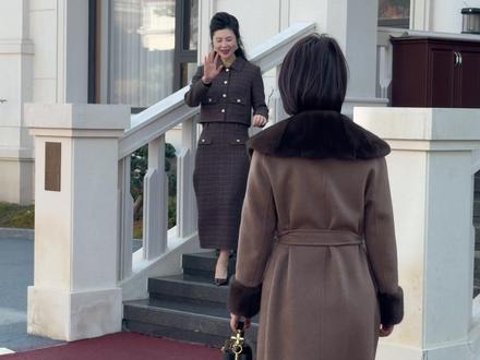 两亲家见面 猜猜看谁是女方妈妈 谁是男方妈妈#喜婆婆 #喜妈妈#高级定制#喜宴穿搭 #高级穿搭 @万紫千红服饰 @万紫千红丹丹 @Nikoage日常穿搭