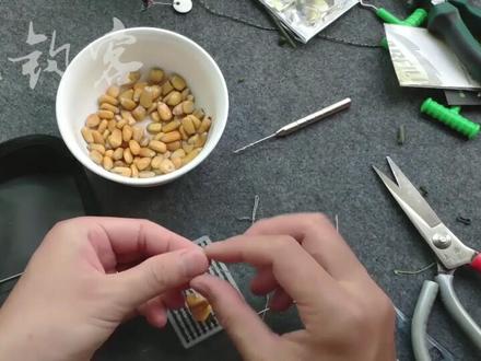 #钓鱼 罗尼钓组上饵虽然相对麻烦,但是非常牢固不担心脱落,钓大鱼最怕惊鱼,爆炸钩,台钓频繁换饵最容易惊鱼。