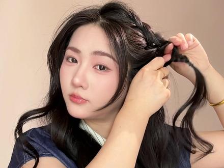 五一出游发型‼️甜美氛围感花苞半扎发 简单气质 正面背面都好看!五一出游美美出片!扁头和手残党姐妹也能放心冲!赶快试试叭~#卷发编发造型 #花苞半扎发 #编发简单易学 #五一出游发型 #简单好看发型