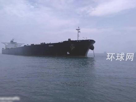 美军称一艘伊朗船试图突破封锁,美战机开火炸坏船舵