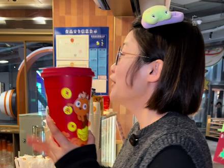 850ml里面有6种小料的奶茶吨吨来财桶竟然10块钱!#coco都可 #coco木薯碗 #coco奶茶吨吨来财桶 #抖音新春吃喝玩乐节#抖音里的年味追不过来了
