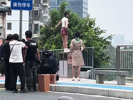 孙俪新片在我们家门口拍摄了❤️ 孙俪新剧🎞️来海山路拍了,
一来就整大活呀!
地点就在我们Simon B Cafe Bar咖啡馆往东荣广场走100米的观景台~🗺️