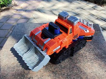 咖宝燃兽风暴玩具,工程车铁臂建工变形机器人金刚战士