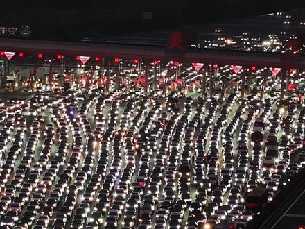 安徽多条高速入口临时关闭,全力保障过境游子顺畅返程#返程高峰 #各地将迎来返程高峰 #高速堵车