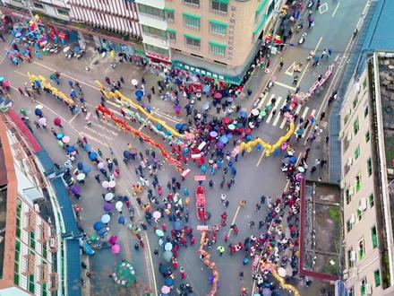 @欢迎观宁 @杰盛映画🎬 @舌尖宁化 在这里,一年级的小朋友都会舞龙灯……误闯天家,锦绣泉上,龙腾四海#舞龙表演锣鼓闹起来 #泉上过漾 @蛋蛋小青年