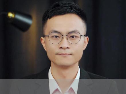 从福利院的弃婴到3000亿财产继承人