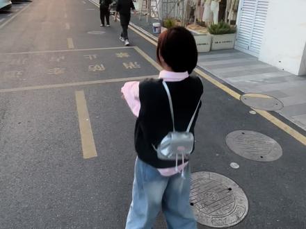 👔 裤子:@穿搭在这儿🔗👚👖 他开着邻居家的Toyotaen🚗追着日落🌄被父母说是最危险的地方他都去过#ootd街道 #穿搭 #走拍