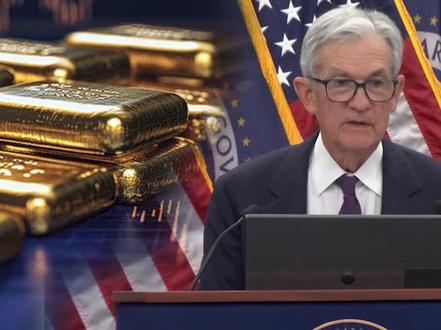 1月28日至29日,美联储举行了2026年的首场议息会议,并在会后一如外界预期地宣布,维持利率在当前3.50%—3.75%的区间不变。这是美联储继2025年最后三场议息会议上连续三次降息之后,由宽松周期转入新一轮的暂停降息“观望期”。美联储主席鲍威尔在1月29日的记者会上,也没有释出下一次可能在何时恢复降息的明确信号。
国际金价连续八个交易日上涨,现货黄金伦敦金从1月19日开盘不到4600美元/盎司一路攀升,1月28日接连突破5200、5300、5400美元/盎司三大关口,1月29日早盘更是冲上5598美元/盎司的历史高点。
在这场罕见的暴涨中,亚盘和COMEX期货市场更为强势,甚至一度出现了期货价格低于现货的“现货溢价”(期货贴水)现象。
稍后我们还会带来财新智库高级经济学家王喆对国际宏观形势、金价走势逻辑等话题的详细点评,敬请期待!
#美联储 #金价 #媒体精选计划