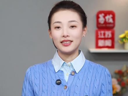 吊牌 “变形记” 孰之过? 从A4纸大小的硬质吊牌上密密麻麻的警告文字,到拉链上的密码锁,再到现如今,常州的一位男装店主把传统纸质吊牌替换成鼠标垫、男士内裤、烟灰缸这种实用物品却意外在网上爆火。离谱的“巨型吊牌”,背后是商家与消费者,更为离谱的“非正常”退换之争。“吊牌之争”让这场隐秘角落的信任危机被推到了台前,这本身就是一种转机。各位商家需明白,创意吊牌只能治标,用硬实力打消消费者的退货顾虑,才是扎根市场的长久之道。另外,纠正赛场不正之风,平台也得出把力,就像外卖平台试点让骑手屏蔽恶意顾客那样,让恶意退货者、虚假宣传商家都受到约束。当买卖双方不再需要通过“创意防退”来相互防范,电商市场才能回归良性发展的轨道。#吊牌 #巨型吊牌