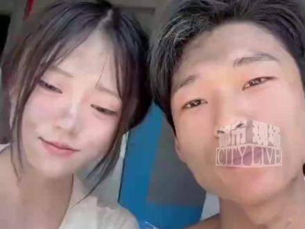 河南“00后”小夫妻贴瓷砖月入2万。丈夫负责贴瓷砖,妻子帮忙打胶。妻子:“这样的话他干活可以快一点”“也省了找工人的工钱”#00后 #夫妻 #贴瓷砖 #2万