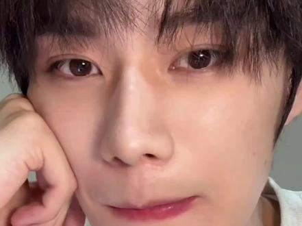 #吴添豪 2025/12/16直播录屏
嘴巴长溃疡了,吃半个西瓜🍉
吴添豪和饶雪漫老师合作的经过