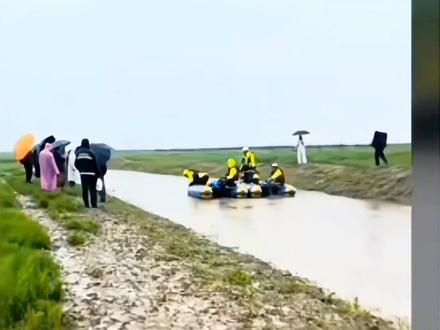 痛心!岳阳洞庭湖太平咀附近,
一位五旬女子采摘藜蒿时失联。
从昨天到现在,搜救工作一刻未停。
春江水暖,野菜正香,
但安全永远是第一位!
扩散寻人!愿奇迹出现,阿姨平安归家!
#岳阳 #洞庭湖失联 #寻人启事