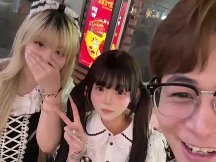 线下交友之小蛋糕双人组 普通男生如何街头搭讪,每天认识十个美女#搭讪 #搭讪美女 #搭讪技巧 #街头搭讪