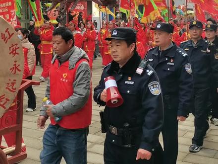 20260211红安民主街!当天是腊月二十四,经过半年的改造,红安民主步行街正式开街!在七里坪镇张家湾村16条龙灯的助兴下,红安人民欢欢喜喜过小年!#传统习俗
