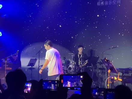 #沈以诚 #沈以诚玩家 #演唱会 #livehouse 昨天的沈以诚《形容》完整版,现场氛围太好了!!