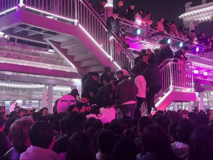 为了看高迪保安都拦不住 警察都差点挡不住
#万岁山武侠城
#高迪