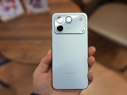 荣耀WIN RT体验报告,和荣耀WIN有什么区别? 荣耀WIN RT算是标准版,而荣耀WIN其实是Pro版本。但这次的RT标准版其实很良心了,最大的区别就是处理器稍弱(上一代旗舰芯片)、少了颗长焦、没80W无线充,内存小一点。其他核心配置一模一样!(10000mAh电池+涡轮风扇+满级防水+顶级外放+185Hz高刷护眼屏),我觉得是非常纯粹的标准版,没有这么多套路,个人强推RT版本,哪怕是重度游戏用户也非常够用了。#荣耀WIN #荣耀WINRT #游戏手机推荐 #性价比手机