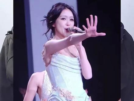 薛凯琪重庆演唱会,裙子短到没眼看,灯光故意从下往上打