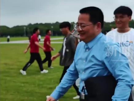 前“高考出题人”葛军入驻抖音,一天涨粉超20万,演员杨旭文留言:我现在不怕你了