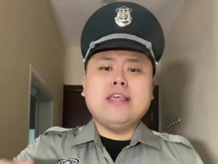 以前是春晚爆金句,现在是一年网络爆梗复习,咱们一起啊包~饺~咂#春晚小品 #全民抖包袱 #再见2022
