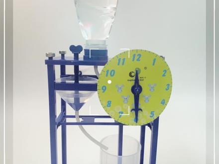 小朋友们见过古代的水钟吗?这是一种利用滴水多少来计量时间的一种仪器~今天我们就一起来制作一个古代水钟吧!#科学小实验 #在家做实验 #亲子实验 #小实验大道理 #趣味实验 #科普 #暑假的有趣都在这里了#水钟实验 @DOU+小助手