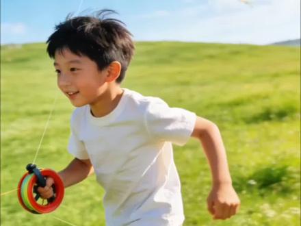 三年级作文 下册第二单元看图写话《放风筝》 孩子看图作文又写流水账?"放风筝"只会写三句话——今天天气很好,我和小明去放风筝,我很开心。没了!30分的作文拿15分!别慌!今天给你三个魔法句,看完就能辅导孩子,明天交作业直接变范文。
三年级下册第二单元,看图写"放风筝"。很多宝妈一上来就让孩子写,错了!先带孩子当侦探——天上有什么?地上有谁?他们在喊什么?
魔法句一:风筝飞起来,别写"飞得很高",要写——风筝线在手里一紧一松,我的心也跟着一上一下。
魔法句二:写旁边小朋友,别写"他们也在放风筝",要写——旁边的小红急得直跺脚,哎呀,我的蝴蝶怎么总翻跟头!
魔法句三:结尾别写"今天真开心",要写——风筝线轴上还留着太阳的温度,我想,春天大概是怕我们忘记它,才派风筝来提醒的吧。
#三年级作文 #三年级放风筝作文 #三年级下册第二单元作文 #放风筝 #看图写话放风筝