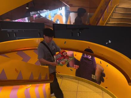 谁的童年😭麦当劳&蜡笔小新5.13梦幻联动 购买麦当劳开心乐园餐
就能随机get一款蜡笔小新限定联名玩具🥳
全套一共8款小新周边
#520送玩偶的含金量有多高#抖音潮流玩家#潮玩改裝計劃
#晒晒我的玩具总动员周边