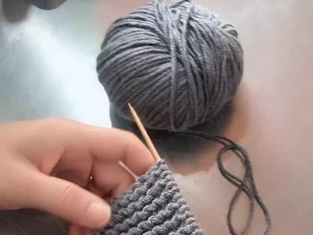 从上往下织男士套头衫教程一,因为我懒得缝合,所以喜欢从上往下编织,一根线到底比较省事