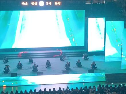 我嘞个豆!!#元旦晚会 #舞台 #上热搜 #校园演出#抖音推广