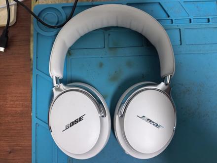 Bose 耳机 维修 Bose QC Ultra 2 左耳更换鱼叉型支架,需拆头梁线,拆前拍照清楚,便于更换后恢复。因拆了线,恢复后要测试所有功能均正常,以防焊错线导致耳机功能异常。