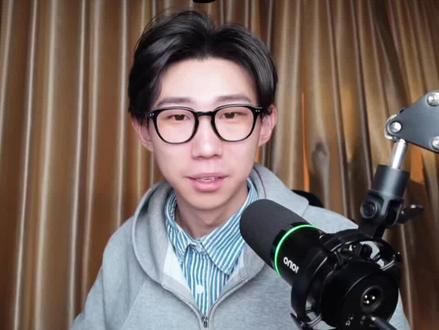 Gimini 3.0 接入 Figma !三大用法1分钟看懂 最近Figma的 Make功能 升级,正式引入了 Google Gemini 3 Pro 模型。我体验后总结了三种非常实用的功能方向,对提升工作效率有实质帮助。
✅ 核心功能与应用场景:
1️⃣网页设计与内容集成:
可以通过简单的Prompt生成完整的网页界面。
实用技巧: 直接复制个人简历或项目信息作为输入,AI能生成一个结构完整、内容匹配的个人作品集网站。最强大的是,后续还能通过指令添加交互(Interaction)和动效。
2️⃣设计稿还原(Image-to-Design):
支持上传图片或直接导入Figma中的Frame,AI会尝试将其还原为可编辑的设计元素。
还原度高,能作为快速创建基础结构或参考设计元素的工具。
3️⃣定制化应用与原型(AI Studio):
在AI Studio中,你可以创建更复杂的、具有互动性的应用原型。
例如:生成一个复古Mac系统的互动界面、定制旅游行程卡片,甚至用于教育用途的DNA讲解动画。它能将你的想法即时转化为一个可交互的原型。
视频展示了这种 生成式UI 的潜力,即时创建和定制满足特定需求的数字应用。如果你是设计师或产品经理,非常建议尝试这种全新的工作方式。
#gemini3 #vibecoding #figma #AI工具 #交互设计