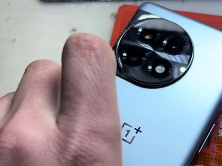 一加ACE2拆机维修,拆后盖一定要注意这个地方有胶水,不好拆 #手机维修 #ace2 #一加ace2维修 #手机维修换屏#手机店日常