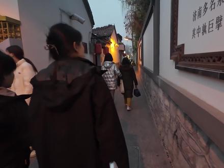 我悟了!小米15Ultra教我拍照😭 晚上出去玩儿,如何把人像拍好🤔
在我看来肯定是要带上补光灯,相机等等一堆设备
不过从今天开始,这件事就变得简单多啦~
这次我带着15 Ultra,帮朋友拍了一组照片
没有用任何补光设备,直接利用环境光拍摄
我只能说是15 Ultra在叫我拍照!
我给大家总结了4⃣个夜晚拍摄的方法:
1⃣去灯火通明的街道,即使不用额外的补光灯,也可以拍出不错的肤色效果
2⃣拍摄的时候手要稳,按完快门后停顿一秒再动,给相机优化的时间
3⃣暖色的路灯下拍摄真的很强
4⃣蓝调的时候(日落15-35分钟之间),华灯初上的时候拍,蓝蓝的天空做背景色彩更棒
哈哈,希望大家能拍出更多美照,欢迎↓交流哦~
#⼩⽶ #⼩⽶⼿机 #小米15ultra
#拍照教程 #人像摄影