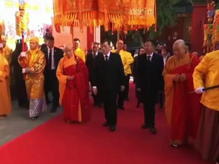 2025年11月15日上午,泰国国王和王后苏提达到访北京灵光寺