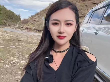 总有人问我学历几许、口才何来,今日坦诚自白。我本中原儿女,辛未年岁生人,身负父母厚望,却终未圆满期许。寒门长大,目睹双亲辛劳,早早看透世态炎凉。曾奔赴都市谋生,后不甘平庸,择武威落地生根,深耕美业数载。以匠心经营方寸小店,以温柔善待世间佳人。平生爱读书、喜远行,三十余载浮沉,深知创业行路皆不易。若非生活所迫,谁愿人前抛头露面?侃侃而谈,不过为碎银几两,安父母晚年,撑自身底气。我信命由己造,运由己生。所有成长,皆来自挫折与自愈。半生修行,只求守住本心。余生漫漫,还望各位友人多多包涵#甘肃#武威 #我为家乡代言#美业人