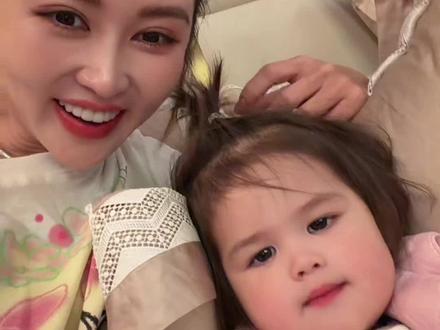 #盈公主和纳迪尔 姐妹们,盈公主刚从汕头领奖回来,连口气都没喘匀,就匆忙赶回上海。✨不为别的,就为了给纳迪尔一个安心,给凯莉一个拥抱,给粉丝们报个平安。@👑盈公主👑不直播了,回上海❤️ @纳迪尔