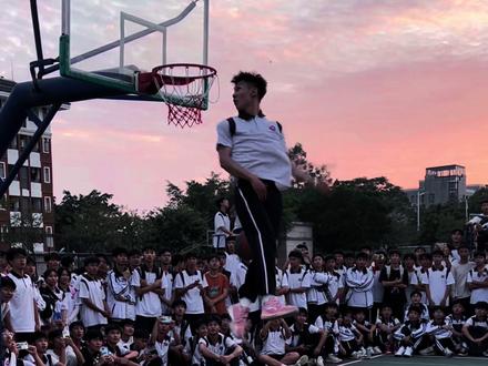 这高一学弟感觉比我能跳……同是174#174 #这就是你们眼中的男高扣篮吗