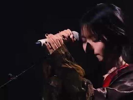 #这个春天你在哪里 花开满枝,春风四起,偏偏少了你。这个春天你在哪里?我守着回忆,等不到归期,满眼春色都成了寂寞的背景,思念无声却痛到窒息。#抖音热歌推荐🔥