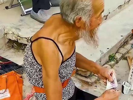 老人写一幅满江红#书法 #书法作品 #写字是一种生活