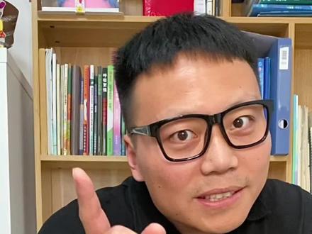 #康复治疗技术 #康复治疗学 #医疗事业编 #医学生 #上岸
康复专业大约可以分成三类,
第一类:康复医学与理疗学,中医康复学,两个专业是可以考取执业医师的就是可以做医生的。第二类:就是,技师。康复治疗学,康复治疗技术,中医康复技术,听力与言语治疗学,物理治疗,作业治疗,这些他们都是技师,没有处方权,不能开药。不能开处罚不是一式,考的是康复医学与治疗技术的资格证。
第三类就是:非医学类康复专业,运动康复,运动人体科学,社区康复,养老康复,智慧养老专业等等。
最容易上岸医疗事业编的专业:
第一就是康复治疗学康复治疗学这个专业是本科专业是现在医院里面保有量最大的一个,就是说大部分进到医院工作的更多的都是康复治疗学也是每一个单位招聘最多的岗位就是这个专业,很多大三甲也是招聘康复治疗学的本科,
第二个就是康复治疗技术,康复治疗技术是专科专业,最早开设的专业就是康复治疗技术那时候还没有康复治疗学,康复治疗技术的工作,大多在乡镇卫生院或基层的康复机构,比如说,县级的康复中心,县级的,妇幼保健院甚至相对一些经济欠发达地区的县级医院中医院,更多的都是在乡镇卫生院或在社区卫生服务中心。
第三,康复医学与理疗学,虽然是医师可以考取职业资格但是这个专业没有几年大多都是研究生,大三甲医院招聘康复医学与理疗学的硕士,上岸几率也相对较大。
最后可以说能上岸几率较大的就是运动康复,运动康复虽然不是医学专业,但是,运动康复现在医院的需求特别大。因为运动康复虽然不属于医学专业但是它里面有许许多多的知识,全是医学类的知识而且他从事的很多的运动方面的康复,都是在医疗机构进行的,所以现在有很多很多的医院都在招聘运动康复专业。
中医康复技术,中医康复学,因为这两个专业在我国开设的时间比较比较晚,是一六年,一七年才开始有这个专业,很多医院,运营过程当中可能都不了解需要这个专业可能都不懂,所以这两年招聘的岗位特别特别少。
养老康复,智慧养老,社区康复包括这一些的话进医院的话那基本是不可能的。