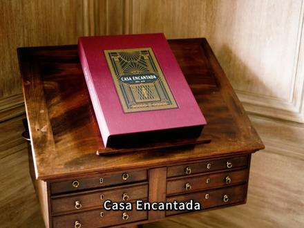 欣赏洛杉矶贝莱尔价值1.75亿美元的传奇庄园 地址:10644 BELLAGIO RD, BEL AIR CA 90077
7 间卧室 | 20 间浴室 | 约 8.4 英亩
Casa Encantada 是洛杉矶最具传奇色彩的庄园。历史悠久、标志性且永恒。坐落在占地 8.4 英亩的海角上,俯瞰着贝莱尔乡村俱乐部。
该庄园由著名建筑师 James E. Dolena 于 1937 年建造,是洛杉矶建筑的最重要典范之一。由 Peter Marino 按照原室内设计师 TH Robjohns Gibbons 的装饰好莱坞风格精心修复,每个元素都经过深思熟虑。规模和比例既宏伟又精致。主住宅设有优雅的门厅,旋转楼梯通向天花板高 14 英尺的宏伟入口大厅餐厅、胡桃木镶板书房、正式客厅以及带装饰艺术风格有机玻璃吧台的休闲客厅。所有房间均采用精致的时代线条、挑高天花板、钢窗和充足的自然光线。楼上同样精致,设有宽敞的主卧套房,包含两间起居室、宽敞的主卧、双人大理石浴室和衣橱。另有三间卧室可供家人或宾客使用。一个令人惊叹的泳池凉亭,非常适合举办大型活动,也可兼作专业的电影/放映室。由本杰明·珀迪设计的景观设计无与伦比,令人叹为观止。庭院内设有一个60英尺(约18米)的瓷砖泳池、正式的玫瑰园、蔬菜/香草园、热带植物园、带观景亭的南北网球场、运动场和宽阔的草坪。一条标准尺寸的铺面道路环绕整个庄园。该庄园旨在成为该国最重要的庄园,并一直得到维护和管理,至今仍在持续。这是千载难逢的机会,可以拥有一位传奇人物。 《华尔街日报》、《建筑文摘》、《好莱坞报道》、《罗博报告》、《商业内幕》、《福克斯商业周刊》、《洛杉矶时报》等媒体均对此进行了报道。“Casa Encantada 声名鹊起,数不胜数。这座位于洛杉矶贝莱尔社区、占地约 4 万平方英尺的豪宅曾为希尔顿酒店巨头康拉德·希尔顿所有,并配备了步入式地下室,用于存放银器、皮草和葡萄酒。如今,卖家是已故电信大亨加里·温尼克的遗产所有人。经过大规模翻修后,该豪宅配备了现代化设施,包括一个带观景亭的网球场。杰夫·贝佐斯也曾对这座豪宅虎视眈眈。”
#豪宅别墅 #贝莱尔庄园 #装修设计 #室内设计